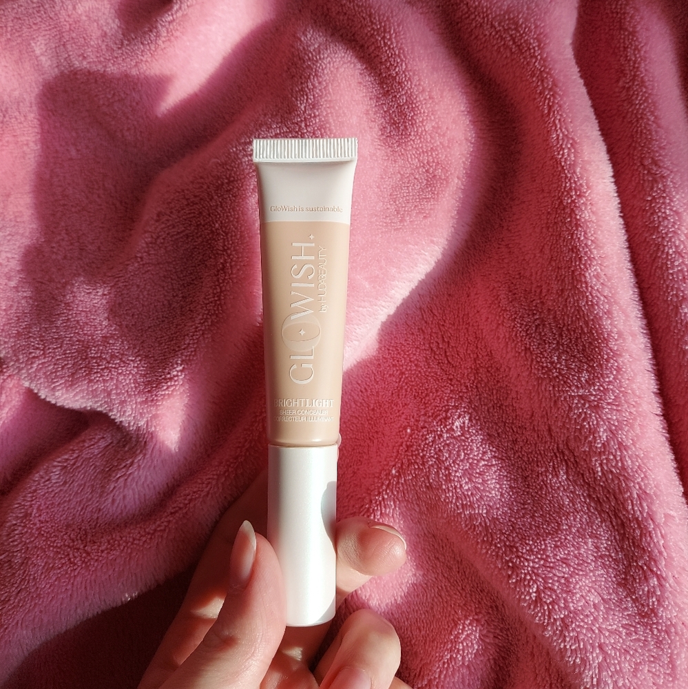 Huda Beauty GloWish Bright Light Hydrating Sheer Vegan Concealer 00 Porcelain